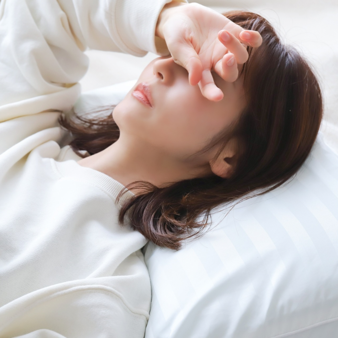 春の浅い眠りに悩む女性