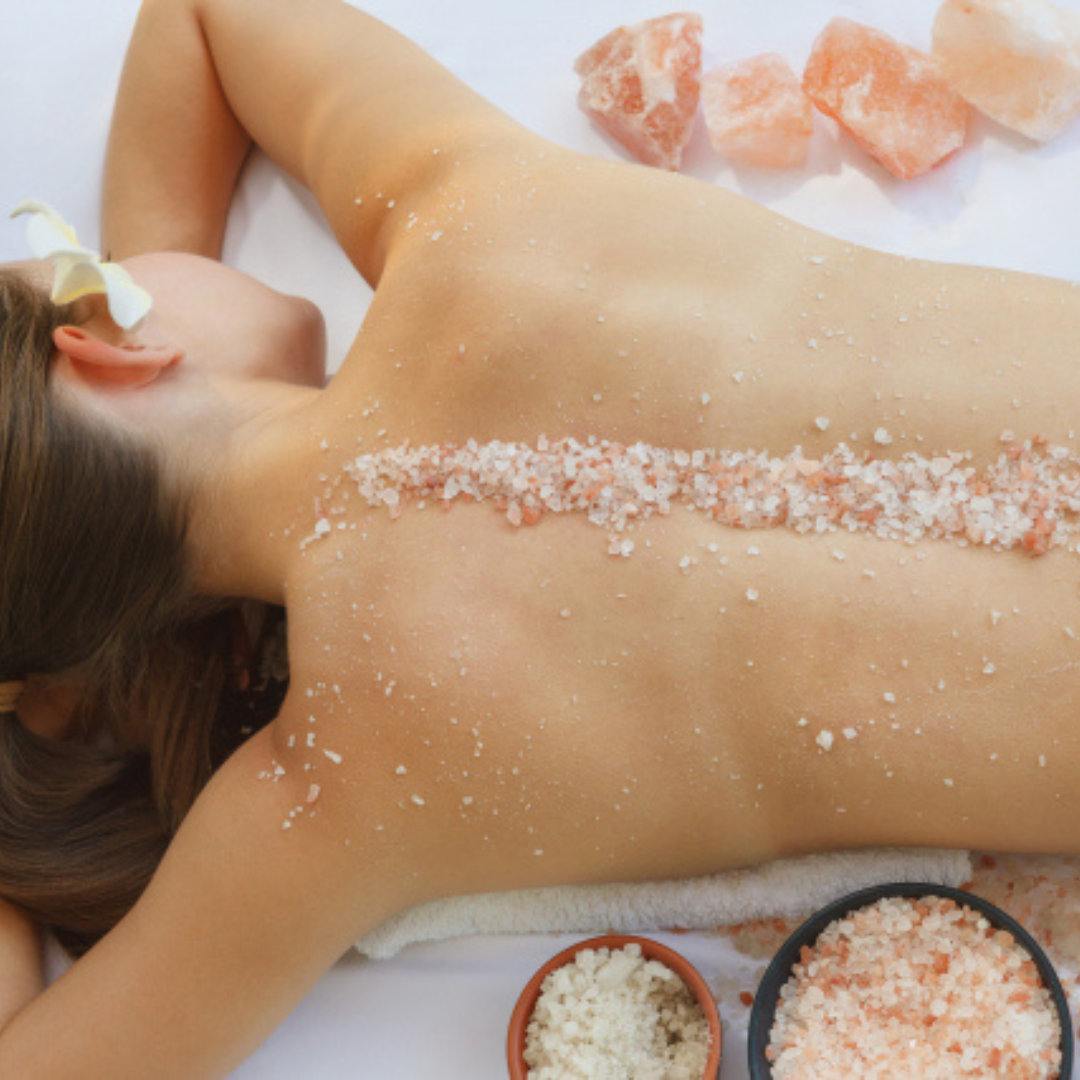 背中に岩塩を使ったデトックス施術のイメージ。春の「出す力」を高める東洋医学の考え方を紹介